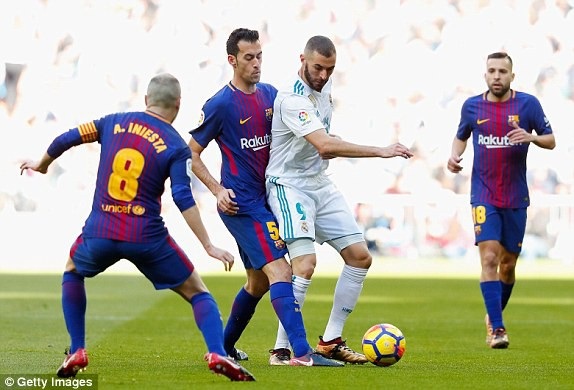 Real Madrid 0-3 Barcelona: Messi, Luis Suarez tỏa sáng - 14
Busuquets trong tình huống ngăn cản Benzema