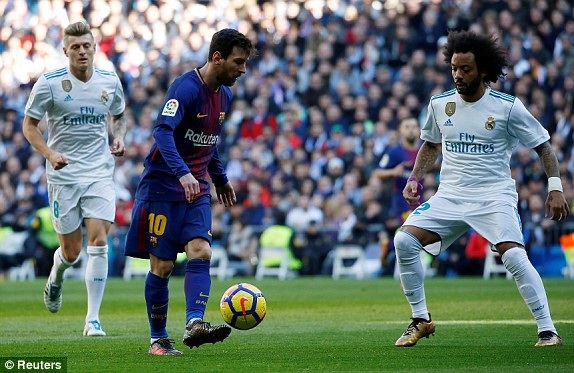 Real Madrid 0-3 Barcelona: Messi, Luis Suarez tỏa sáng - 15
Messi bị các hậu vệ Real Madrid theo kèm rất sát
