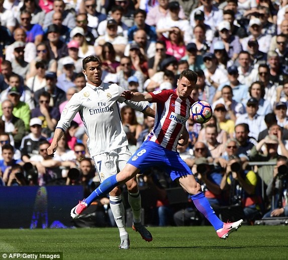 Real Madrid và Atletico bất phân thắng bại tại Bernabeu - 5
C.Ronaldo bỏ lỡ vài cơ hội rõ rệt