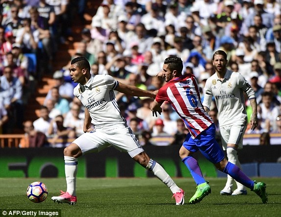 Real Madrid và Atletico bất phân thắng bại tại Bernabeu - 6
Koke trong tình huống tranh chấp với Casemiro