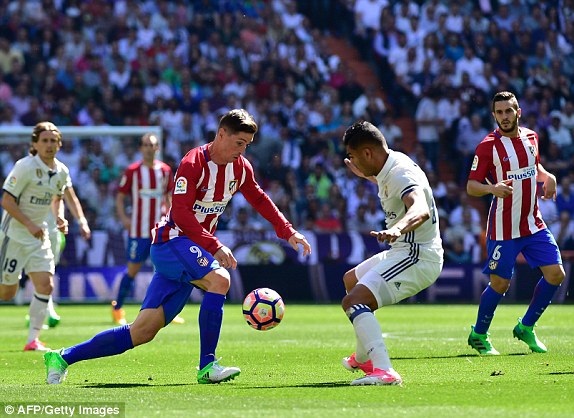Real Madrid và Atletico bất phân thắng bại tại Bernabeu - 7
Casemiro trong tình huống truy cản pha đi bóng của Torres
