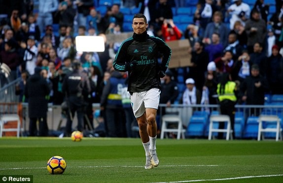 Real Madrid 0-3 Barcelona: Messi, Luis Suarez tỏa sáng - 25
C.Ronaldo kịp bình phục chấn thương để thi đấu trong trận Siêu kinh điển