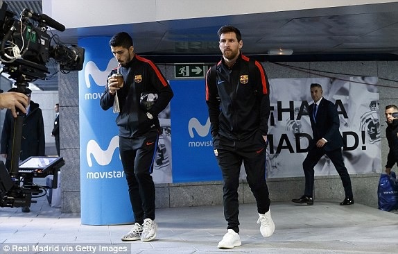 Real Madrid 0-3 Barcelona: Messi, Luis Suarez tỏa sáng - 22
Hai ngôi sao đáng chú ý của Barcelona là Messi và Luis Suarez