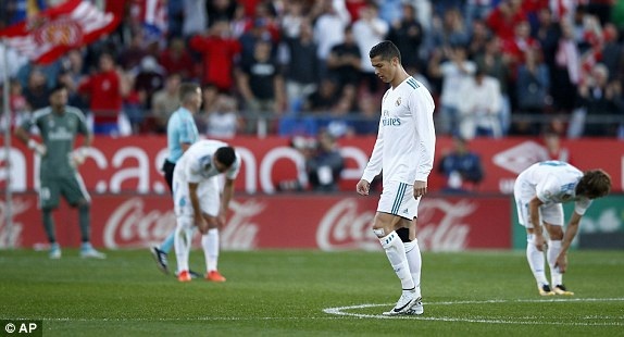 Real Madrid thất bại cay đắng trước đối thủ xứ Catalonia - 3
C.Ronaldo bỏ lỡ cơ hội, còn Real Madrid nhận hai bàn thua liên tiếp