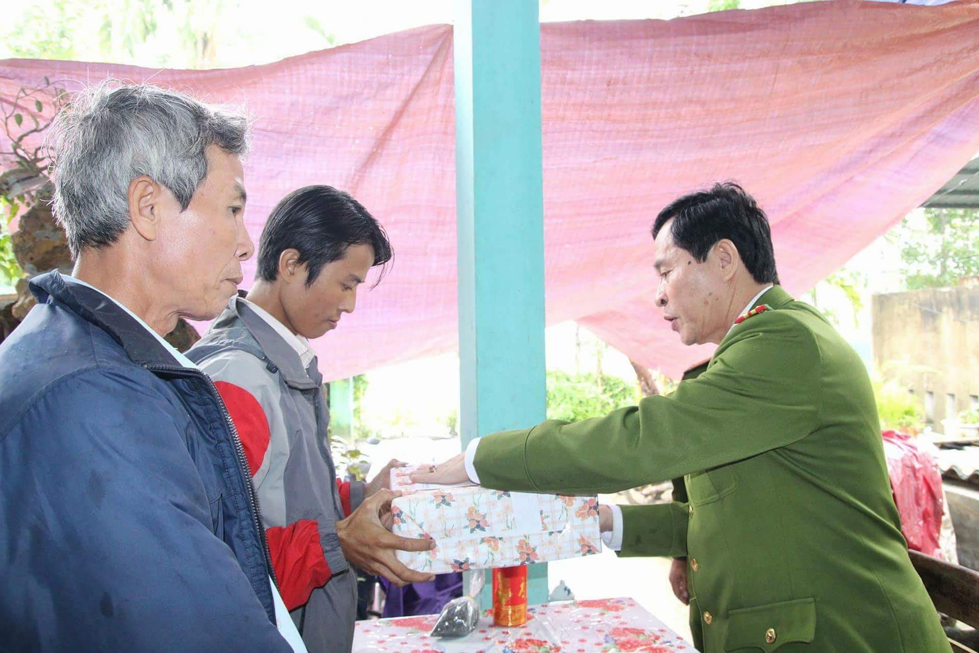 Năm 2017, gần 30 vụ nhảy sông Hương tự tử - Ảnh 3. Năm 2017, gần 30 vụ nhảy sông Hương tự tử - Ảnh 3.