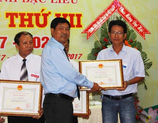 Phóng viên Dân trí được UBND tỉnh Bạc Liêu tặng Bằng khen trong công tác xã hội - 1 Ông Vương Phương Nam- Phó Chủ tịch UBND tỉnh Bạc Liêu đang trao Bằng khen của UBND tỉnh cho PV Dân trí.