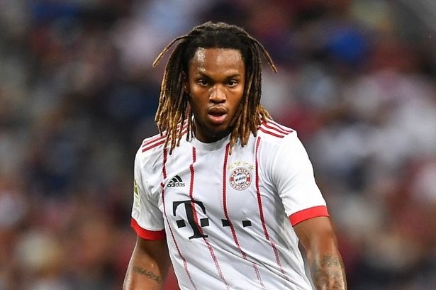 Trong mùa Hè này, Renato Sanches đã nhận được sự theo đuổi của nhiều CLB lớn ở châu Âu. Thế nhưng, vào phút chót, Renato Sanches đã bất ngờ chọn đầu quân cho Swansea. Đây là thương vụ vô cùng bất ngờ. Sự xuất hiện của tiền vệ người Bồ Đào Nha hứa hẹn bổ sung sức mạnh tuyến giữa cho Swansea.