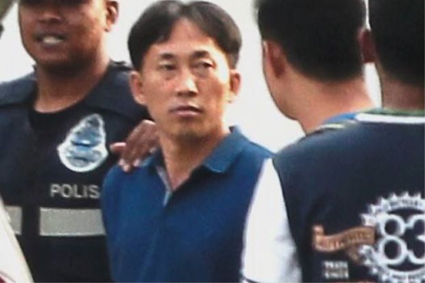 Malaysia ngừng chính sách miễn thị thực với Triều Tiên vì “lý do an ninh” - 1
Nghi phạm mang hộ chiếu Triều Tiên Ri Jong Chol bị cảnh sát Malaysia bắt giữ hôm 17/2 vì bị nghi có liên quan đến cái chết của người được xác định là ông Kim Jong-nam. (Ảnh: Star)