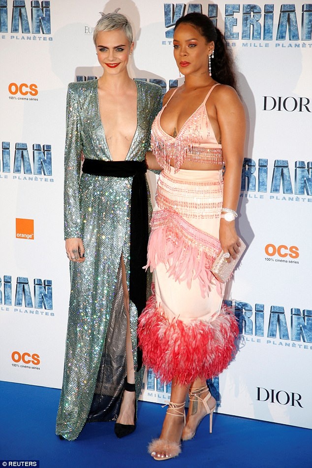 Rihanna khoe vòng một nảy nở bên siêu mẫu Anh - 1
Rihanna và siêu mẫu Cara Delevingne dự công chiếu phim mới Valerian and The City of a Thousand Planets tại Paris, Pháp ngày 25/7 vừa qua
