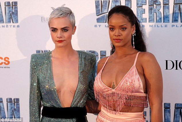 Rihanna khoe vòng một nảy nở bên siêu mẫu Anh - 4
Rihanna và Cara Delevingne vốn là đôi bạn thân thiết vì thế sự kiện này là cơ hội để họ sánh đôi cùng nhau trong các chuyến đi quảng bá phim
