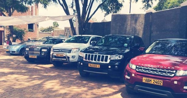 Mặc đất nước khủng hoảng, con nhà giàu Zimbabwe vẫn sống sang chảnh - 5 Dàn xế sang của chị em nhà Kardashian phiên bản Zimbabwe. (Nguồn: IMP Features / Chris White)