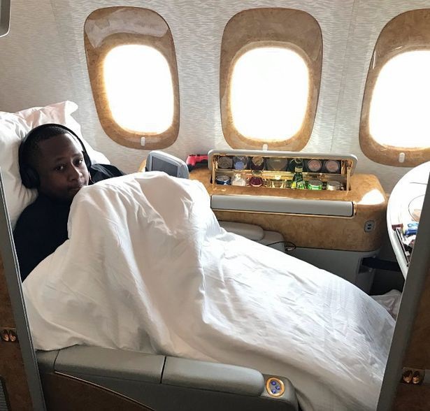 Mặc đất nước khủng hoảng, con nhà giàu Zimbabwe vẫn sống sang chảnh - 7
Anh cũng khoe khoang về phong cách trên máy bay riêng của mình. (Nguồn: IMP Features / Chris White)