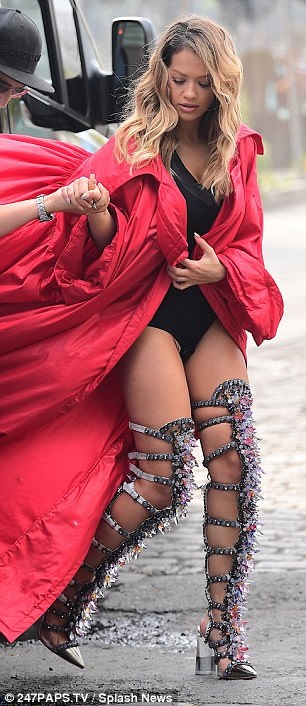 Rita Ora bốc lửa khi quay MV mới - 2
Nữ ca sỹ người Anh liên tục thay những trang phục bốc lửa trong buổi làm việc này