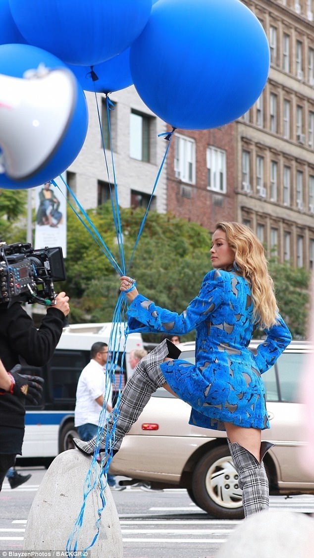 Rita Ora bốc lửa khi quay MV mới - 4
Rita Ora mới đây rất hạnh phúc khi biết tin mình được đề cử tại lễ trao giải MTV Châu Âu