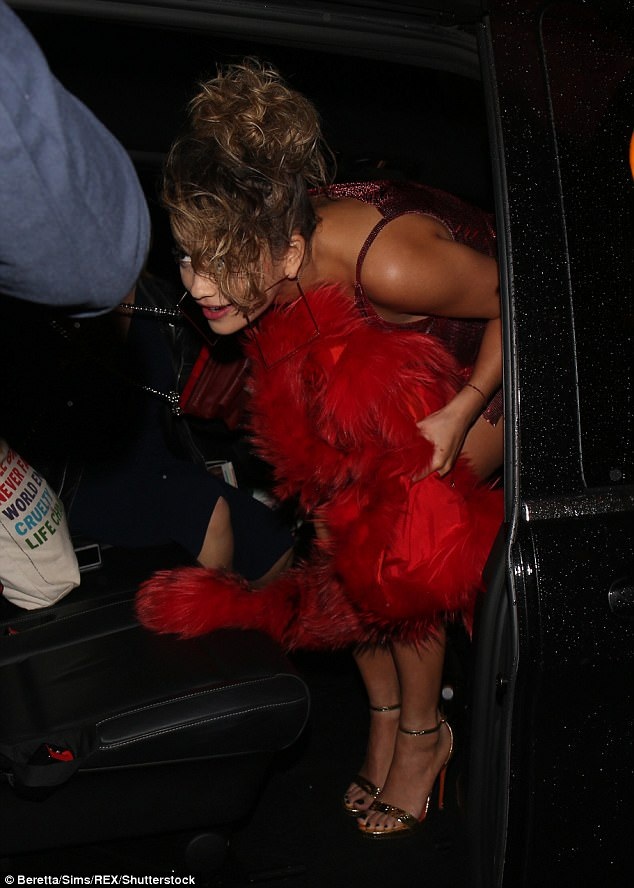 Rita Ora "thả rông" vòng một ra phố - 1
Rita Ora bốc lửa tới trình diễn tại 1 hộp đêm ở London ngày 27/6 vừa qua