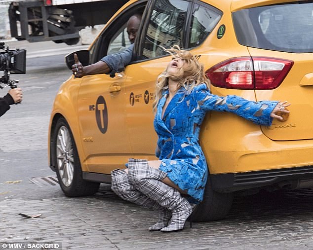 Rita Ora bốc lửa khi quay MV mới - 7
Những khi rảnh rỗi hiếm hoi, Rita thích ở nhà xem phim, đặt mua đồ qua mạng