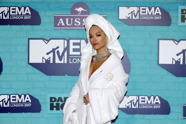 Rita Ora mặc áo choàng tắm lên thảm đỏ - 5