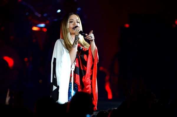 Rita Ora mặc áo choàng tắm lên thảm đỏ - 15