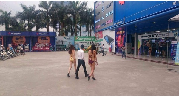 Dịch vụ “trai đẹp” cơ bắp bán hàng: Sự lố bịch hay suy nghĩ cổ hủ? - 3
Siêu thị Trần Anh tại Phạm Hùng bị dư luận ném đá sau khi có nhiều tiếp viên, người mẫu tiếp thị điều hòa từ ngoài cổng vào dù sau đó đại diện công ty này đưa lý giải khác