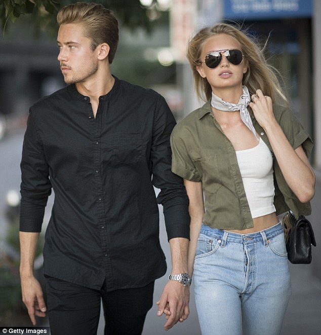 
Người đẹp được gắn danh hiệu thiên thần nội y gây chú ý trong mỗi lần xuất hiện một phần bởi bạn trai hot boy
