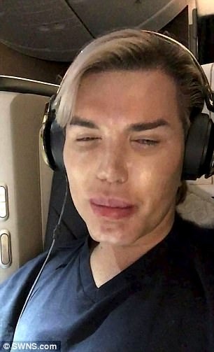 Sao nam từng qua 150 ca "dao kéo" bật khóc vì không được phẫu thuật đổi màu mắt - 1
Rodrigo Alves bật khóc khi đáp chuyến bay từ Ấn Độ về Anh quốc sau khi bác sỹ tuyên bố nhãn cầu của anh quá nhỏ, quá nguy hiểm để thay màu mắt và từ chối thực hiện ca phẫu thuật cho anh này