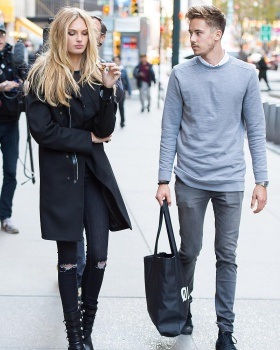 
Romee Strijd sống cùng bạn trai và hai người thường xuyên xuất hiện bên nhau trong các sự kiện
