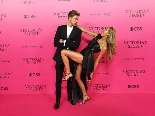 
Siêu mẫu xinh đẹp tham gia Victorias Secret Fashion Show lần đầu năm 2014 và 1 năm sau đó cô chính thức được khác lên vai đôi cánh thiên thần.
