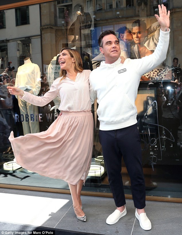 Khó nhận ra Robbie Williams trong sự kiện mới - 9
Hai vợ chồng Robbie tạo dáng trước cửa hàng thời trang cao cấp.
