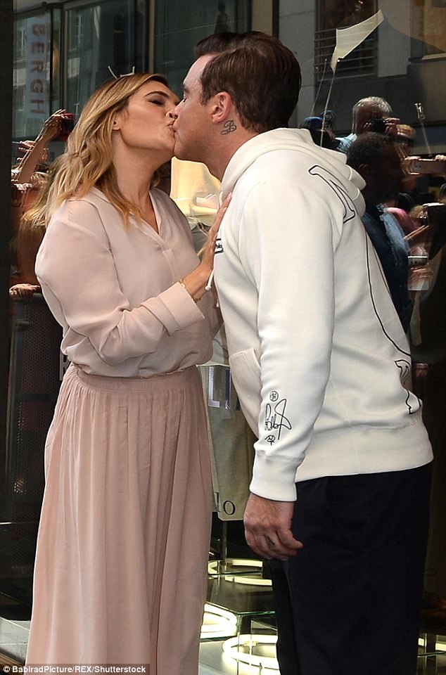 Khó nhận ra Robbie Williams trong sự kiện mới - 8
Robbie khóa môi vợ say đắm ở nơi đông người. “Bà xã” Ayda gần đây đã mở lòng về giai đoạn sức khỏe của chồng cô xuống dốc. Robbie bị lên một cơn đau tim và nằm bất động trên ghế sofa khiến cả hai vợ chồng đều lo lắng. Ayda cho rằng, chồng cô đã bị stress nhiều năm và mọi thứ tích tụ khiến sức khỏe của anh nguy hiểm. Với sự động viên, chăm sóc của vợ, Robbie đã dần vượt qua.