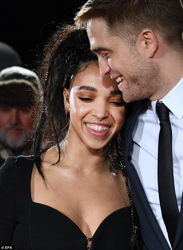 “Sao” phim Chạng vạng bất ngờ đưa bạn gái đi sự kiện - 1
Robert Pattinson đưa bạn gái FKA Twigs dự công chiếu phim The Lost City of Z tại London ngày 16/2 vừa qua