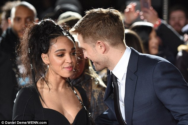 “Sao” phim Chạng vạng bất ngờ đưa bạn gái đi sự kiện - 3
Cặp đôi trông rất ngọt ngào và tình tứ bên nhau