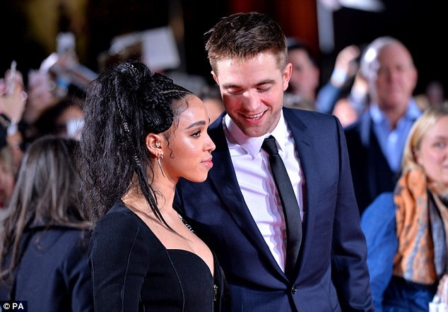 “Sao” phim Chạng vạng bất ngờ đưa bạn gái đi sự kiện - 4
Robert Pattinson và FKA Twigs đều là những người kín đáo nên họ không thích chia sẻ chuyện tình cảm trên mặt báo