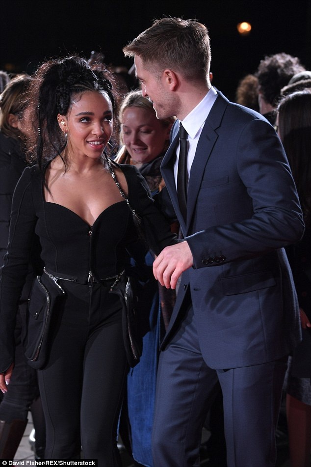 “Sao” phim Chạng vạng bất ngờ đưa bạn gái đi sự kiện - 7
Ngôi sao người Anh hẹn hò với ca sỹ FKA Twigs từ tháng 9/2014. Cặp đôi đính hôn vào tháng 4/2015