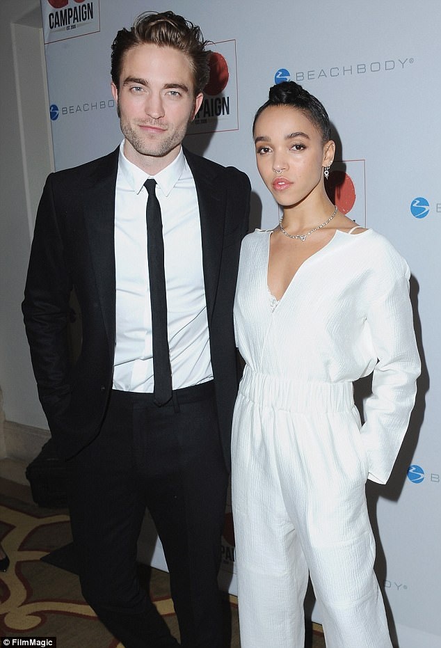 "Ma cà rồng" Robert Pattinson chia tay bạn gái sau 3 tháng đính hôn - 3
FKA twigs là cô bạn gái duy nhất của Robert sau khi anh chia tay với Kristen Stewart.