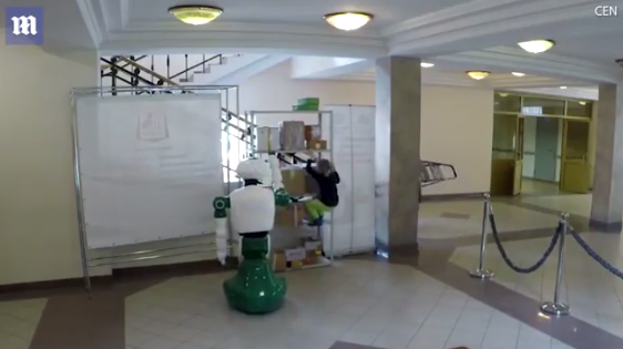 Kinh ngạc cảnh robot cứu mạng sống của bé gái trong gang tấc - 2