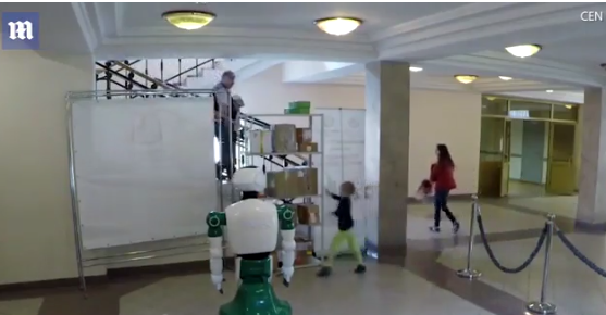 Kinh ngạc cảnh robot cứu mạng sống của bé gái trong gang tấc - 1