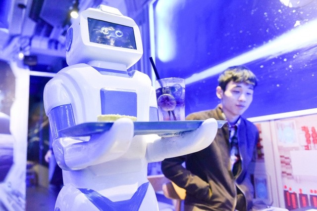 Thích thú với robot bồi bàn ở quán cà phê Hà Nội - 1 Robot phục vụ nước lên bàn