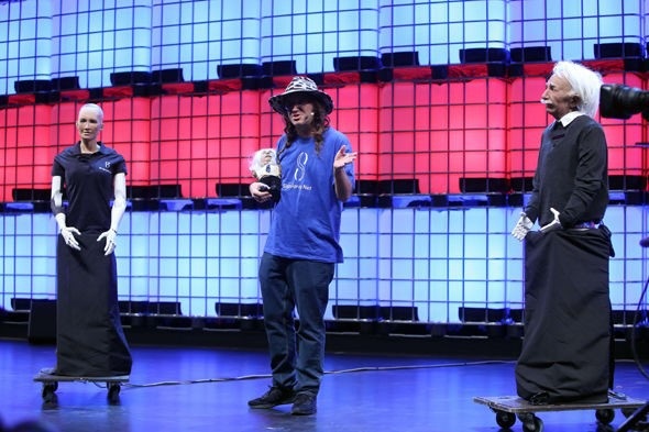 Einstein phiên bản rô-bốt thông minh cảnh báo rằng nhân loại sẽ tự hủy diệt chính mình - 2
Einstein, Sofia và nhà sáng chế Ben Goertzel.