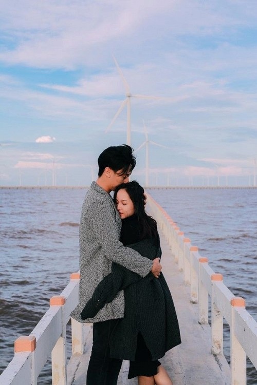 Trước nụ hôn gây bão với Angela Phương Trinh, Rocker Nguyễn từng hôn bạn diễn nồng cháy trong MV - 2 Trước nụ hôn gây bão với Angela Phương Trinh, Rocker Nguyễn từng hôn bạn diễn nồng cháy trong MV - 2