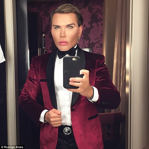 Mũi của "búp bê sống" Rodrigo Alves có thể rơi ra - 1
Rodrigo Alves khoe hình ảnh mới trên trang cá nhân khi đi dự tiệc tại Las Vegas ngày 8/7 vừa qua