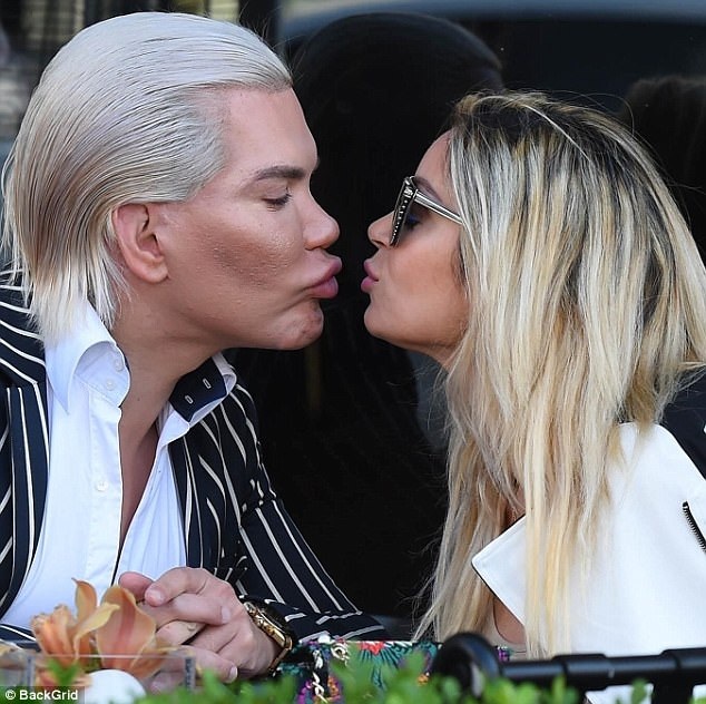 
Hai sao nghiện dao kéo Rodrigo Alves và Marcella Inglesias trông rất tình tứ khi đi ăn trưa và mua sắm tại Beverly Hills, Mỹ ngày 20/10 vừa qua
