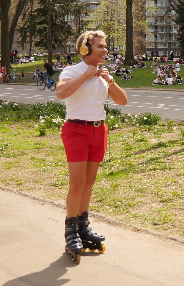 “Búp bê Ken” Rodrigo Alves sẽ thực hiện ca thẩm mỹ thứ 58 - 2
Rodrigo Alves, người nổi tiếng vì đã thực hiện 57 ca phẫu thuật thẩm mỹ để có ngoại hình giống như Búp bê Ken hào hứng chia sẻ, anh đang lên kế hoạch thực hiện ca thẩm mỹ thứ 58