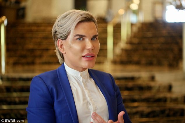Sao nam từng qua 150 ca "dao kéo" bật khóc vì không được phẫu thuật đổi màu mắt - 2
Rodrigo Alves đeo kính áp tròng suốt 20 năm nay và rất muốn có màu mắt mới nên hồ hởi lên đường sang Ấn Độ cách đây ít ngày với hi vọng được thực hiện phẫu thuật đổi màu mắt ở đây