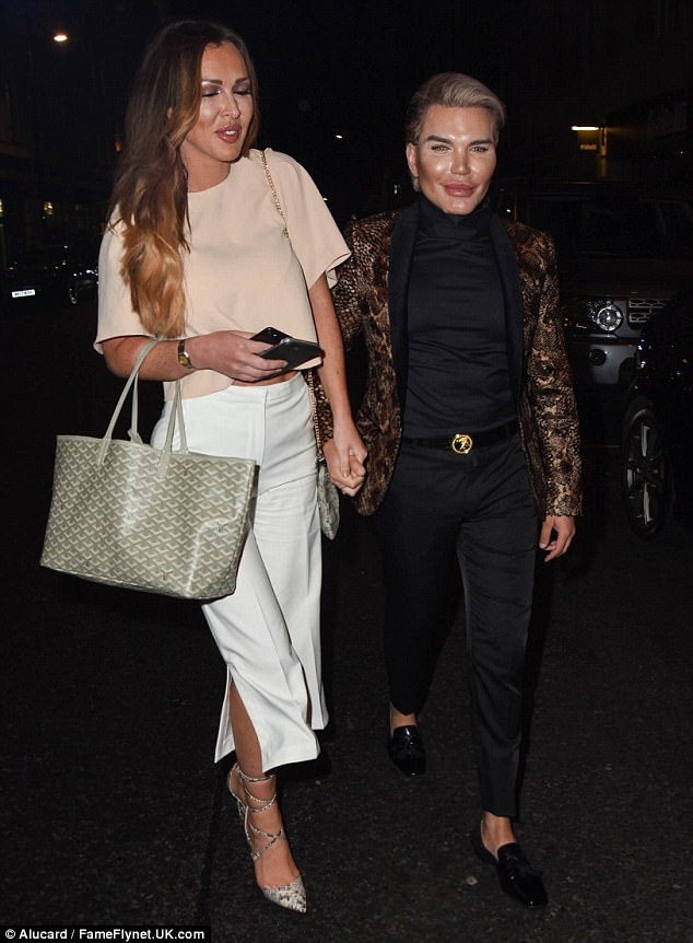 “Búp bê Ken” lộ mặt căng phồng vì tiêm botox - 3
“Búp bê Ken” Rodrigo Alves là người theo thuyết hoàn hảo, anh chưa bao giờ cảm thấy thực sự hài lòng về ngoại hình của mình dù đã qua hàng chục ca dao kéo làm đẹp
