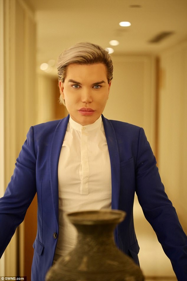 Sao nam từng qua 150 ca "dao kéo" bật khóc vì không được phẫu thuật đổi màu mắt - 3
Rodrigo Alves tiết lộ anh ghét màu mắt của mình, bạn bè của anh đã tới Ấn Độ phẫu thuật đổi màu mắt rất nhiều và đều đẹp, vì thế anh chàng cũng tới đây với mong muốn có màu mắt mới