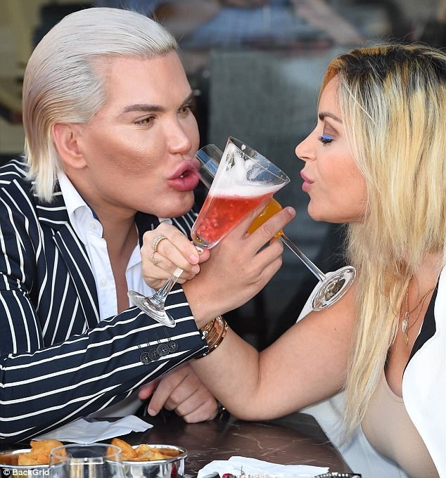 
Cặp đôi này đều là diễn viên của show truyền hình thực tế Plastics Of Hollywood
