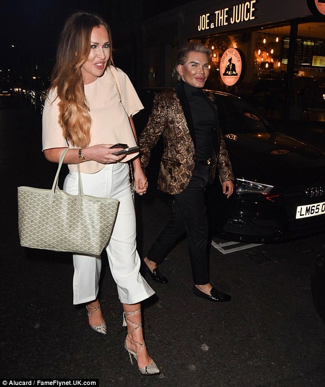 “Búp bê Ken” lộ mặt căng phồng vì tiêm botox - 5
Mới đây Rodrigo Alves vừa tu sửa vòng ba và cảm thấy tự tin hơn hẳn về vóc dáng của mình