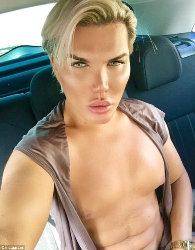 Mũi của "búp bê sống" Rodrigo Alves có thể rơi ra - 6
Chàng trai 33 tuổi tới từ Brazil đã chi gần nửa triệu đô trong vài năm trở lại đây để tu sửa nhan sắc cho giống với búp bê