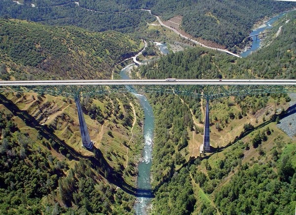 Cô gái ngã từ độ cao 56m trong khi chụp ảnh “tự sướng” - 1 Foresthill là cây cầu cao nhất bang California, với điểm cao nhất lên đến 220m so với thung lũng bên dưới