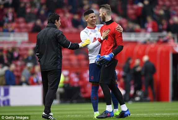 Middlesbrough 1-3 MU: Tội đồ Valdes - 5
Rojo (giữa) nói chuyện với De Gea (phải) trước trận đấu